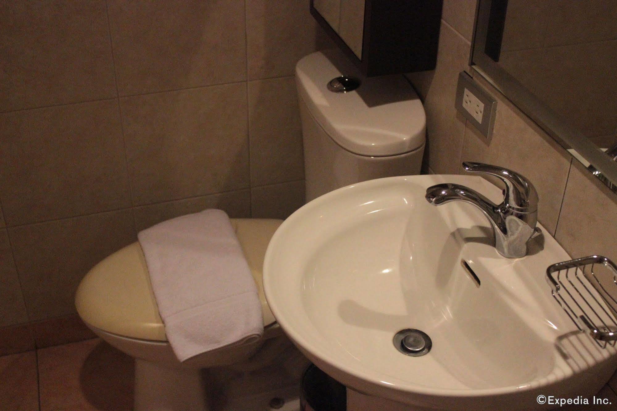 Soleste Suites Quezon City Dış mekan fotoğraf